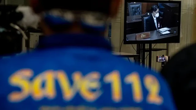 ธีรยุทธ สุวรรณเกษร มือยื่นคำร้องกล่าวหา พิธา-ก้าวไกล “ล้มล้างการปกครอง” ร่วมรับฟังคำวินิจฉัยภายในห้องพิจารณาคดี 31 ม.ค.