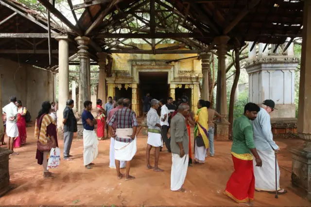 කෝවිල් තුළ පූජාවන්ට අවශ්ය භාණ්ඩ පමණක් රැගෙන යාමට අවසරය ලබාදී ඇති අතර, තමන්ගේ දුරකථන පවා යාපනය අධි ආරක්ෂිත කලාපය තුළ පිහිටි කෝවිල් තුළට රැගෙන යාමට අවසර නොලැබෙන බව වලිකාමම් ජනතාව ප්රකාශ කළහ.