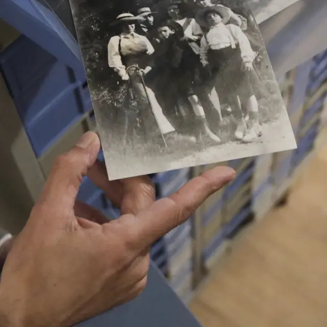 Foto em preto e branco mostra seis pessoas em pé