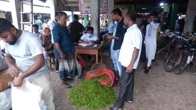 শৈলকূপার পাইকারি বাজারে মরিচের সরবরাহ কমে গিয়েছে।