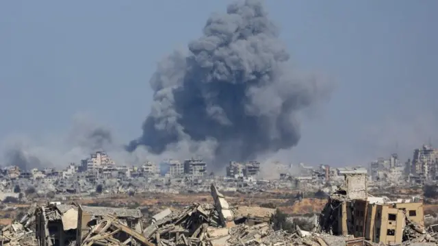 grad gaza, pojas gaze, rat u pojasu gaze, dim se izdiže iznad grada gaze posle izraelskog napada