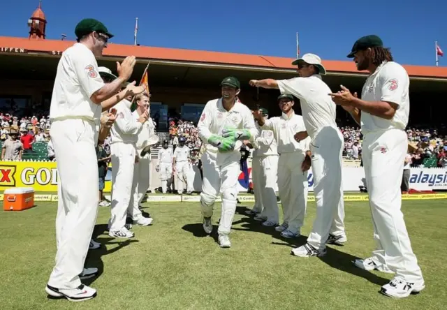 ગિલક્રિસ્ટે વિકેટકીપર્સની બેટિંગ ક્ષમતા વિશેની ધારણાને બદલી નાખી હતી ગિલક્રિસ્ટની પ્રવાહમય ક્ષમતાએ ઓસ્ટ્રેલિયન ટીમની સ્લીપ ફિલ્ડિંગને પણ મજબૂત કરી હતી ક્રિકેટ ભારત ઑસ્ટ્રેલિયા ગિલક્રિસ્ટ