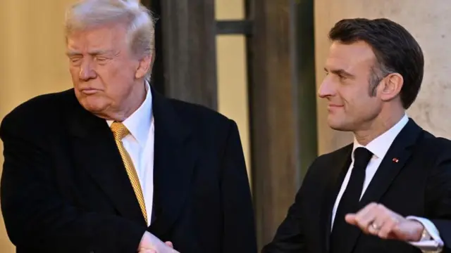 Trump ya ce tsibirin ya taka muhimmiyar rawa wajen bin sahun jiragen yakin China da na Rasha waɗanda ya ce "sun warwatsu a yankin".