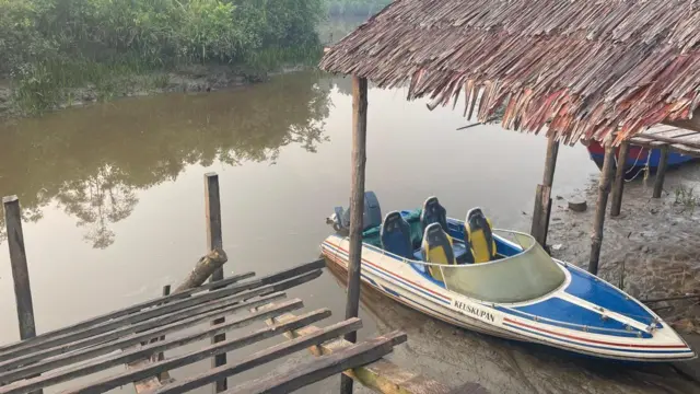 Kampung As, Kampung Atat, Distrik Pulau Tiga, Asmat, Papua Selatan, sungai, perahu tradisional
