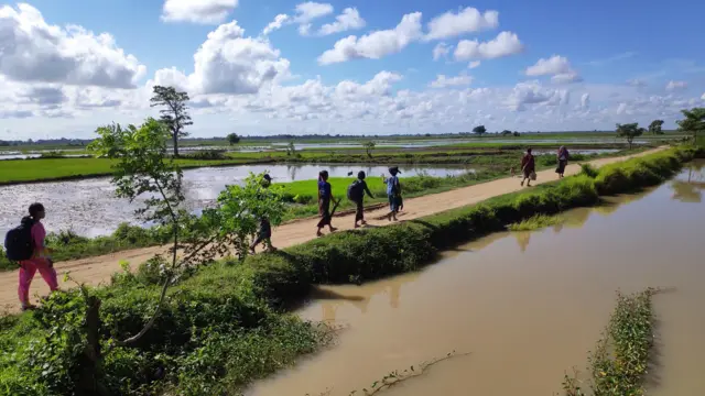 စစ်ကြောင်းထိုးတာကြောင့် ထွက်ပြေးတိမ်းရှောင်နေရတဲ့ ‌ဒီပဲယင်းဒေသခံမြင်ကွင်း။