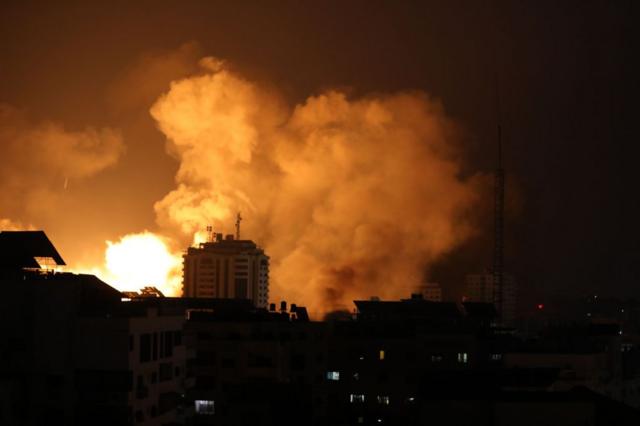 Una columna de humo se eleva en el cielo de la ciudad de Gaza durante un ataque aéreo israelí este 9 de octubre.