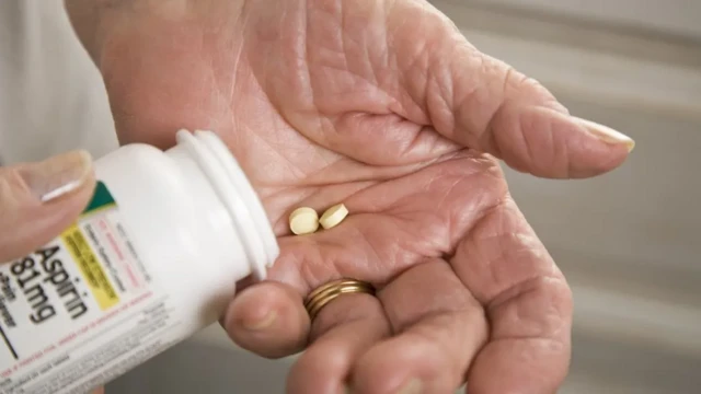 شخص يتناول أسبرين