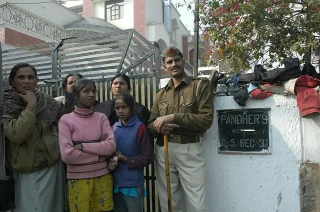 नोएडामधील सेक्टर-31 येथील मोनिंदर सिंह पंढेरच्या घराबाहेर तैनात पोलीस. 