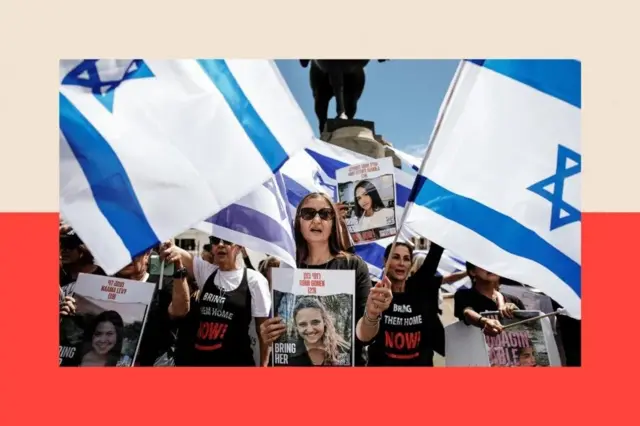 Митинг за возвращение заложников. Люди держат в руках их портреты и флаги Израиля, на одежде у них по-английски написано “верните их домой немедленно”