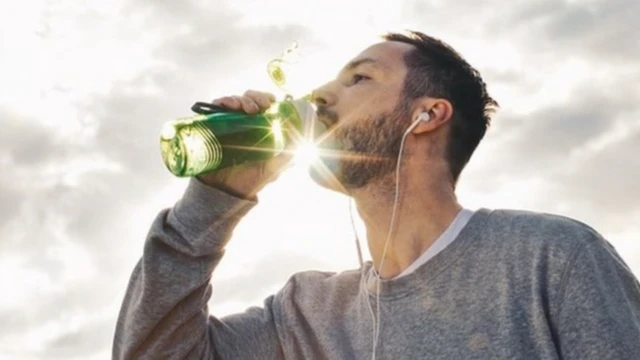 물을 들이키는 남자 