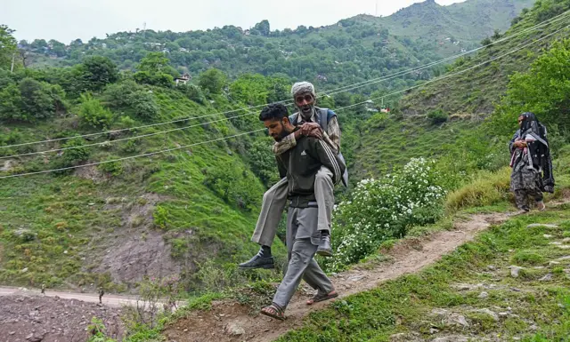 पाकिस्तानच्या हल्ल्यानंतर नागरिकांनी सुरक्षित जागी जाण्यास सुरुवात केली. ज्येष्ठ नागरिकांना अशाप्रकारे थेट उचलून सुरक्षित जागी नेण्यात आलं.