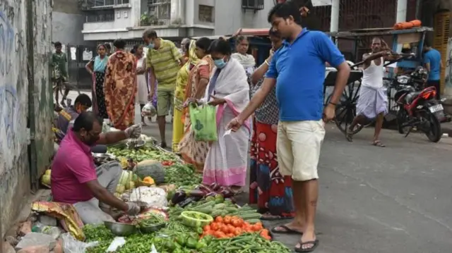 ऑनलाईन डिलिव्हरीमुळे खरेदी करणं सोपं झालं आहे