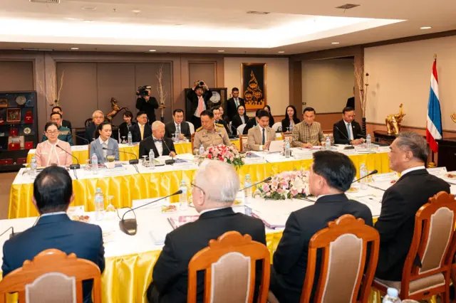 คณะของรัฐบาล (จากซ้ายไปขวา) เลขาธิการ ครม., เลขาธิการนายกฯ, รองนายกฯ, นายกฯ, รมต.ประจำสำนักนายกฯ, รมช.มหาดไทย, ผอ.สำนักงบประมาณ