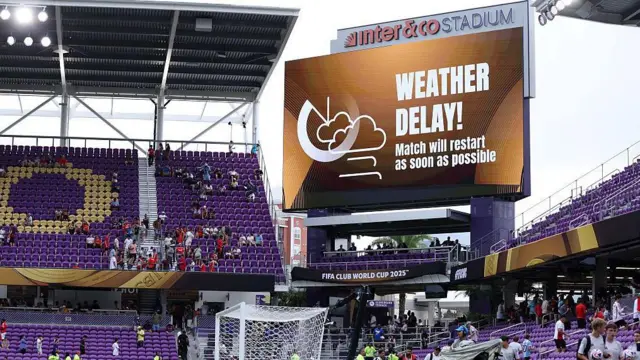 20 Haziran 2025 tarihinde Orlando, Florida'daki Inter&Co Stadyumu'nda SL Benfica ile Auckland City FC arasında oynanacak FIFA Kulüpler Dünya Kupası 2025 C Grubu maçında hava koşulları nedeniyle maçın ertelendiğine dair LED ekran duyurusu gösteriliyor.
