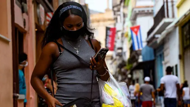 Mujer con el móvil en La Habana