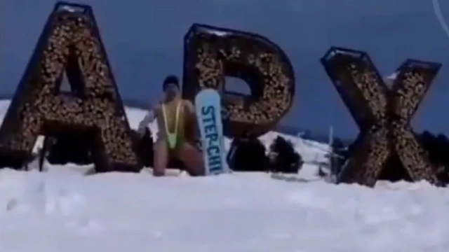 Homem praticando snowboardcomo fazer o deposito no bet365uma encosta com um "mankini" estilo Borat