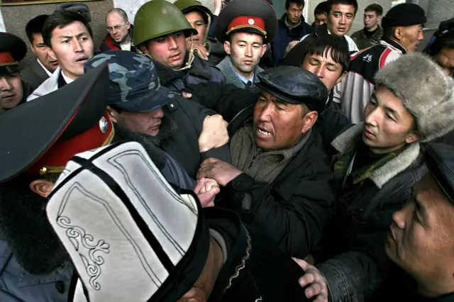 2005-ж., президенттин милдетин аткаруучу Курманбек Бакиевдин парламентти калтыруу чечимине нааразы болгондор Жогорку Кеңешке кирүүгө аракет кылышкан.