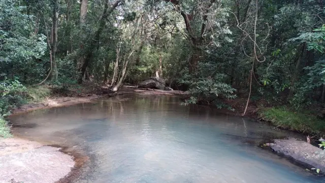 නටබුන් ආශ්‍රිතව පිහිටා ඇති ගල් තලාවක් "සළුසල" ලෙස හඳුන්වන අතර එය භික්ෂූන් වහන්සේලා සිය සිවුරු සේදීමට යොදාගත් ස්ථානය යැයි කියැවේ. 