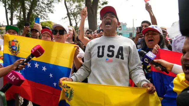 Кричащий мужчина в майке USA