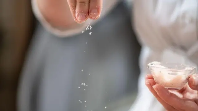 आहार तज्ज्ञ सल्ला देतात की, जेवणात वरून कोणतंही मीठ खाणं अपायकारक असतं