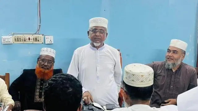 দলের নেতাদের সাথে বৈঠকে গাজী নজরুল ইসলাম