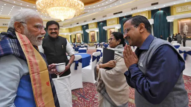 प्रधानमंत्री नरेंद्र मोदी के साथ अरविंद केजरीवाल 