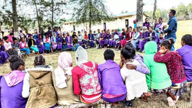 ተማሪዎች ውይይት እያደረጉ