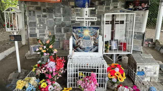 La tumba de Omaira Sánchez, fotografiada días antes del cuarenta aniversario de su muerte.