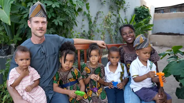 Tọkọtaya naa ti wọn wọ aṣọ Yoruba