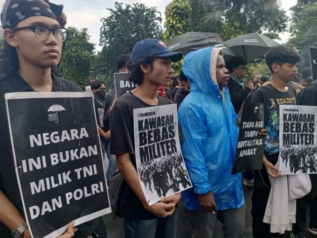 Demonstrasi menolak RUU TNI di Surabaya, Jawa Timur, Kamis (20/03)