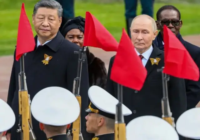 Путін пліч-о-пліч із Сі Цзіньпінем у чорних плащах 
