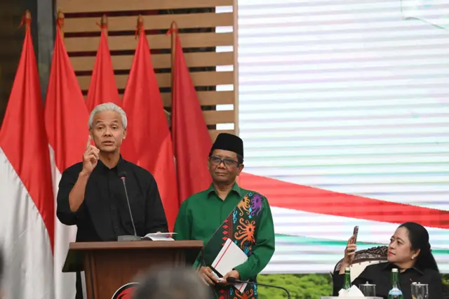 Ganjar Pranowo (kiri) didampingi bacawapres Mahfud MD (kedua kiri) dan Ketua DPP PDIP Puan Maharani (kanan) saat acara pengumuman bakal calon wakil presiden pada Pilpres 2024 di kantor DPP PDIP, Jakarta, Rabu (18/10/2023).