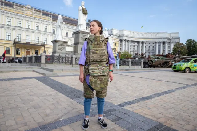  14 вересня 2023 року на Михайлівській площі в Києві компанія "Українська броня" презентувала перший анатомічний жіночий бронежилет для Збройних Сил України.