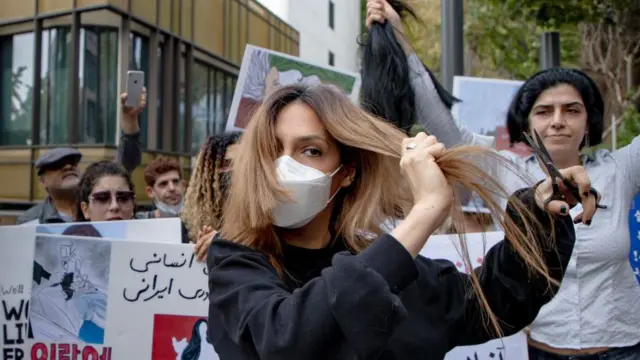 زنان ایرانی در سئول موهای خود را کوتاه می‌کردند