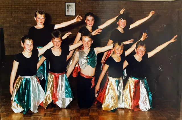 Дитячий танцювальний ансамбль під час виступу