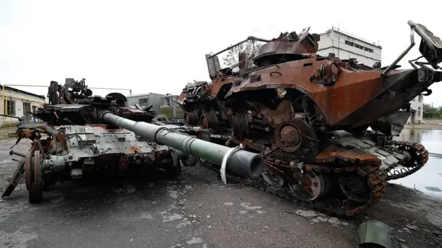 Ibi bimodoka ntamenwa vy'Uburusiya biri hafi y'igisagara ca Lyman giherutse kubohozwa n'ingabo za Ukraine 