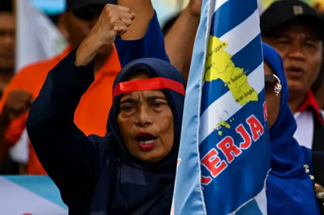 Para pekerja mengikuti Hari Buruh Internasional di Banda Aceh, Senin (01/05). 
