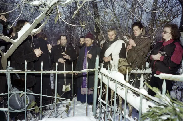 Linh mục bất đồng chính kiến Liên Xô Gleb Yakunin (giữa, đội mũ) tổ chức một buổi lễ cầu nguyện tưởng niệm các nạn nhân của các cuộc thanh trừng dưới thời Stalin vào ngày 20 tháng 11 năm 1988 tại nghĩa trang Kalitnikovsky, gần Moscow. Đây là buổi lễ đầu tiên được chính quyền cho phép tổ chức tại một địa điểm hành quyết hàng loạt dưới chế độ Stalin.