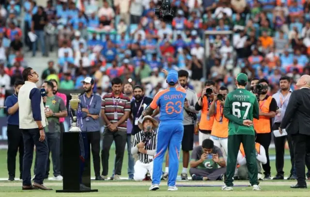 Photo Caption- दुबईमध्ये भारत-पाकिस्तान सामन्याच्या नाणेफेकीच्यावेळी दोन्ही कर्णधार आणि मॅच रेफ्री उपस्थित होते.