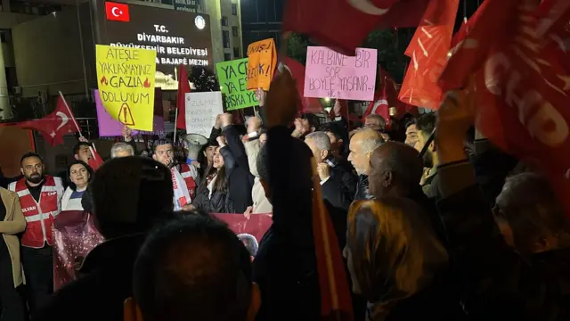 Diyarbakır'daki eylemde toplanan kalabalık.