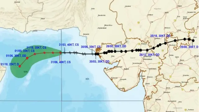 જે સિસ્ટમના કારણે કચ્છ સહિતના જિલ્લાઓમાં ભારે વરસાદ પડ્યો તે સિસ્ટમ હવે વાવાઝોડું 'અસના' બની હતી. આ વાવાઝોડું હવે ઓમાન તરફ આગળવધી ગયા બાદ ગુજરાતમાં આવનારા દિવસોમાં વરસાદ કેવો રહેશે એની નિષ્ણાત સાથે ચર્ચા આ વીડિયોમાં.
અહેવાલ - દીપક ચુડાસમા