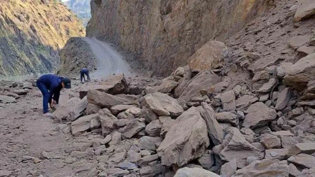 हुम्लाको सदरमुकाम सिमकोटसम्म जाने बाटो कच्चीमा पहिरो खसेपछि ढुङ्गा पन्साउँदै दुई व्यक्ति 