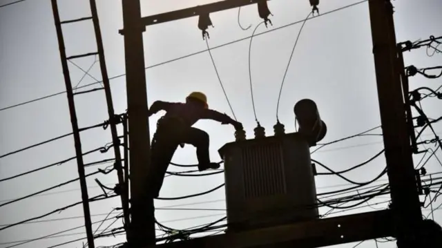 ডলার ও জ্বালানি অভাবে বেশ সংকটের মুখে পড়েছে বাংলাদেশের বিদ্যুৎখাত