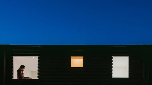 창문으로 보이는 한 여성의 실루엣