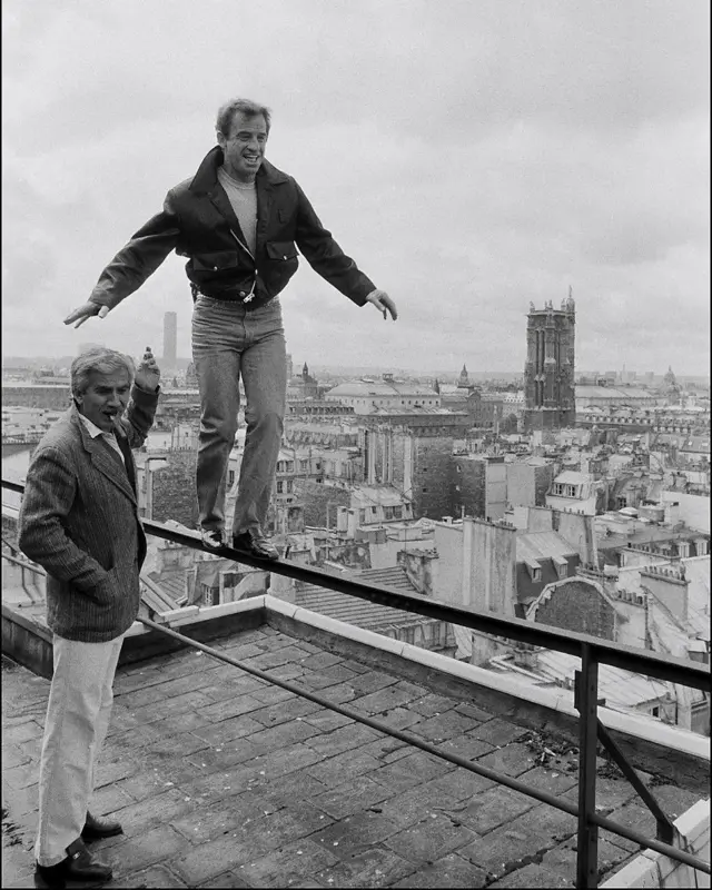 Belmondo sa bratom Alanom, dok testira ravnotežu na setu