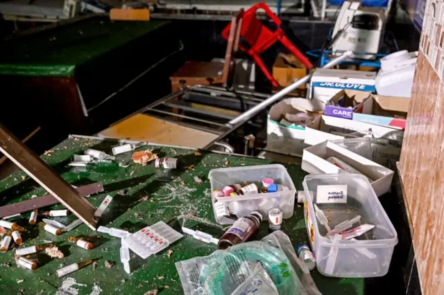 রাতের রাস্তা দখল-এর মধ্যেই একদল দুষ্কৃতি আরজি কর মেডিক্যাল কলেজে ঢুকে ব্যাপক ভাঙচুর চালায়