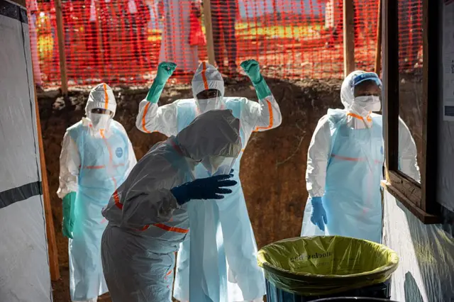 Profissionais de saúde usando equipamentos de proteção trabalham na área de isolamento de um centro de tratamento de Ebola recém-inaugurado no Centro Médico Evangélico, na zona de saúde de Rwampara, em 31/5/2026, em Bunia, na República Democrática do Congo