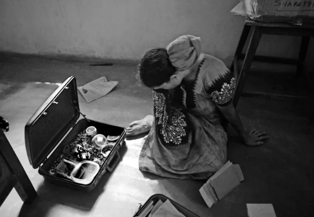 ਸਰੋਜਿਨੀ ਆਪਣੀ ਧੀ ਸ਼ਾਰਣਿਆ ਦਾ ਸਮਾਨ ਵੇਖ ਕੇ ਫੁੱਟ-ਫੁੱਟ ਕੇ ਰੋ ਪਏ