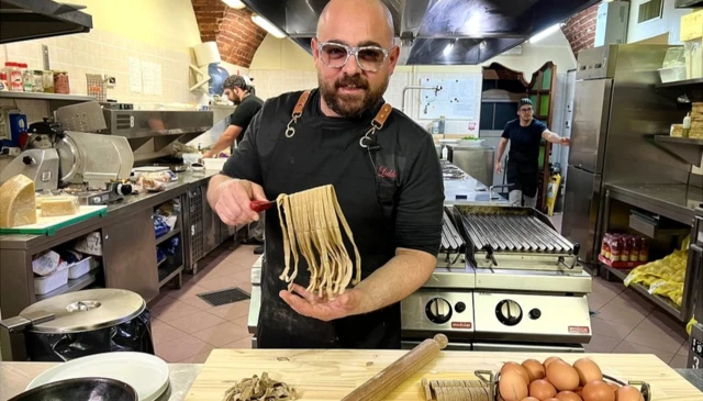 يصنع الشيف سيمون لودو الباستا باستخدام دقيق يحتوي على مسحوق الصراصير