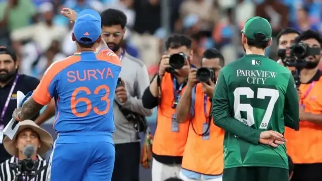 කාසියේ වාසිය අතරතුර අතට අත නොදෙන ලෙස තරඟ තීරකවරයා නායකයින් දෙදෙනාගෙන්ම ඉල්ලා සිටි බව පකිස්ථාන ක්‍රිකට් මණ්ඩලය පවසයි.